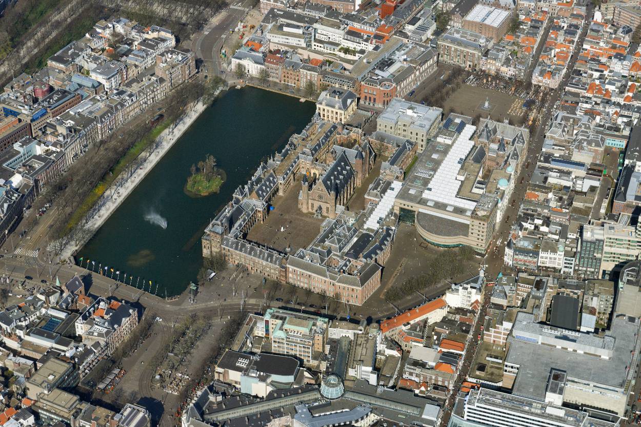 Een luchtfoto van het Binnenhof, de Hofvijver en de directe omgeving